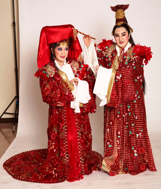 Costume réalisé entièrement à la main pour Hsue Ting-shan (Yang Li-hua) et Fan Li-hua(Chen Ya-lan). Le costume de Hsue Ting-shan pèse plus de 30 kg. (crédit: UDN)