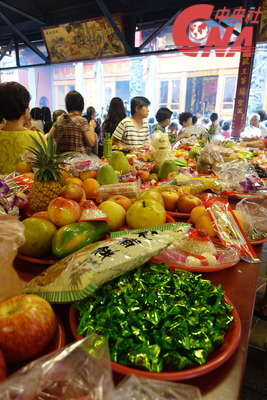 Gateaux, pâtes de riz, biscuits, bonbons, fruits et légumes sont les offrandes les plus courantes dans les temples
