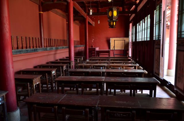 Une salle de classe avec ses tables et chaises ... nostalgie...