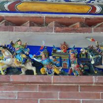 De nombreuses scènes en poterie Koji décorent l'Académie Wenkai