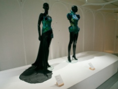 Vue des robes figurant dans l'exposition "Sensations"