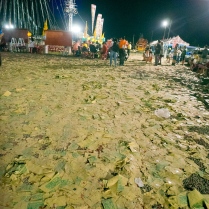 Dès avant que ne commence la cérémonie, le sol est déjà entièrement jonché de papier rituel