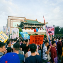 Fin de la parade sur le rond point Jing Fu Gong, avec de nombreuses pancartes et revendications